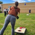 Cornholewedstrijd activiteiten in Sportplaza Vlagtwedde